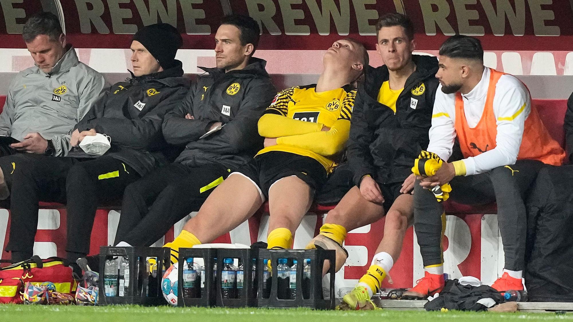 Erling Haaland sitzt auf der Bank von Borussia Dortmund gegen den 1. FC Köln.