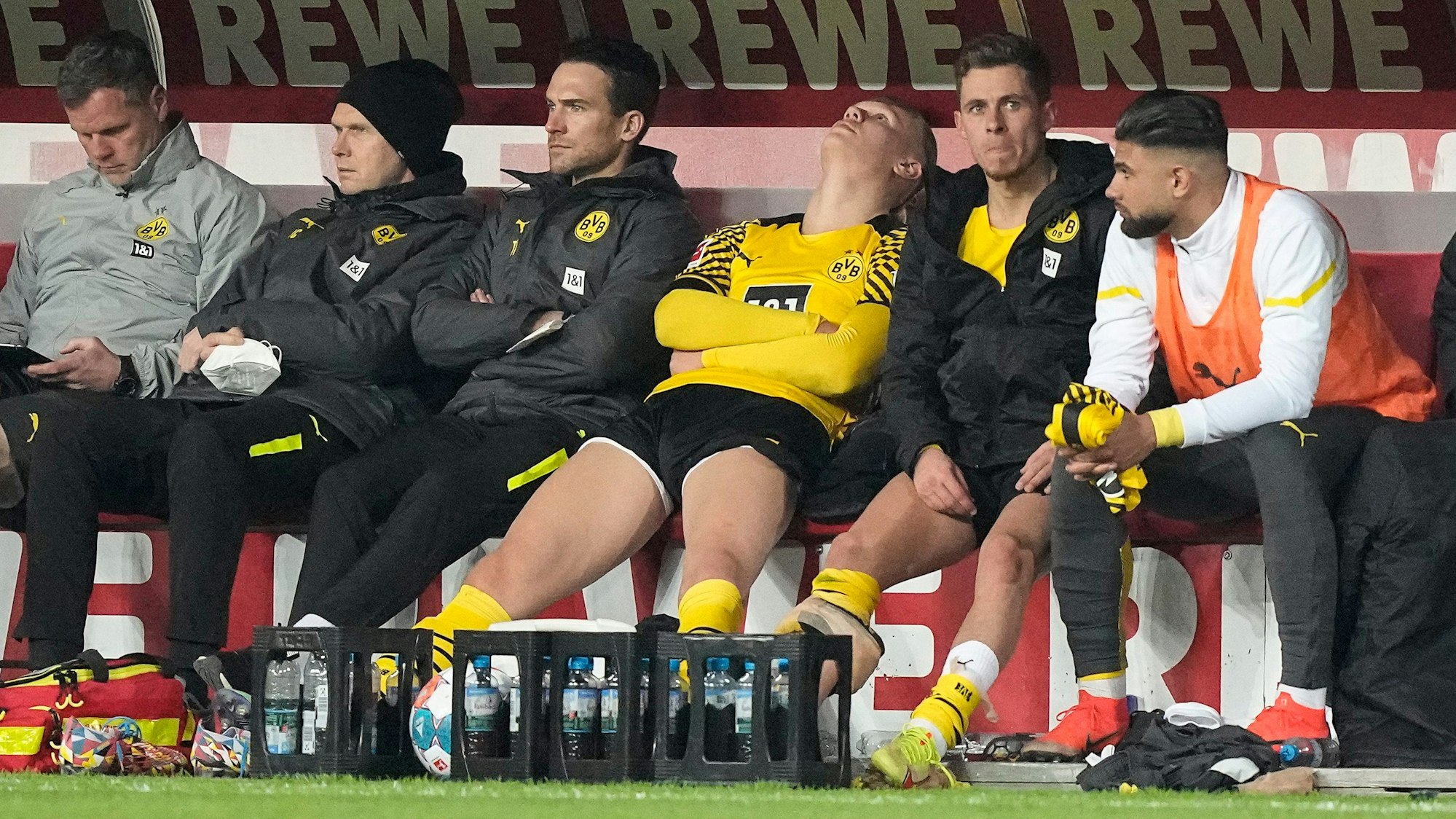 Erling Haaland sitzt auf der Bank von Borussia Dortmund gegen den 1. FC Köln.