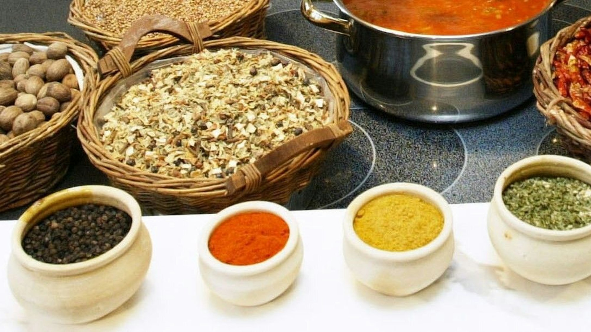 Mehrere Gewürze stehen in einer Küche.