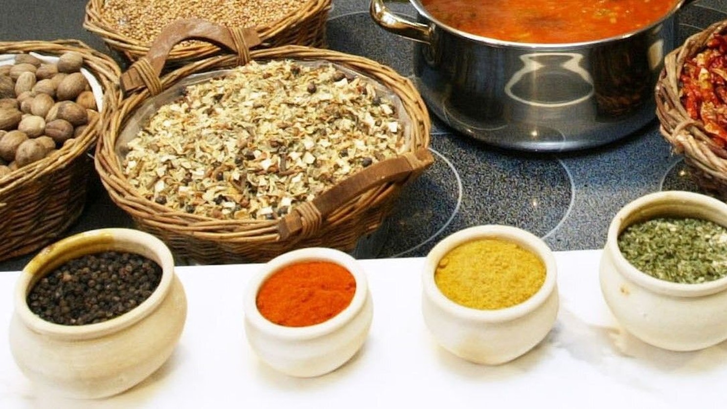 Mehrere Gewürze stehen in einer Küche.