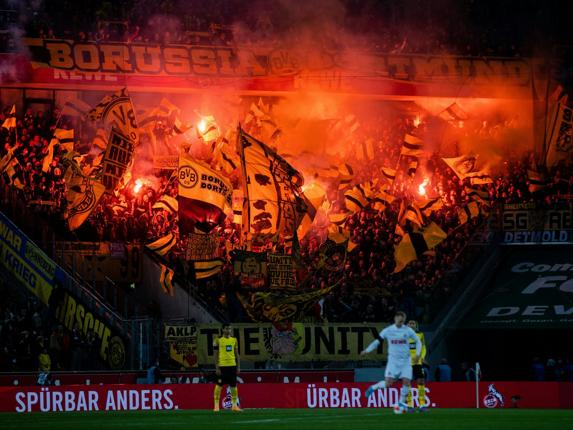 Fans von Borussia Dortmund zünden Pyrotechnik während des Spiels beim 1. FC Köln