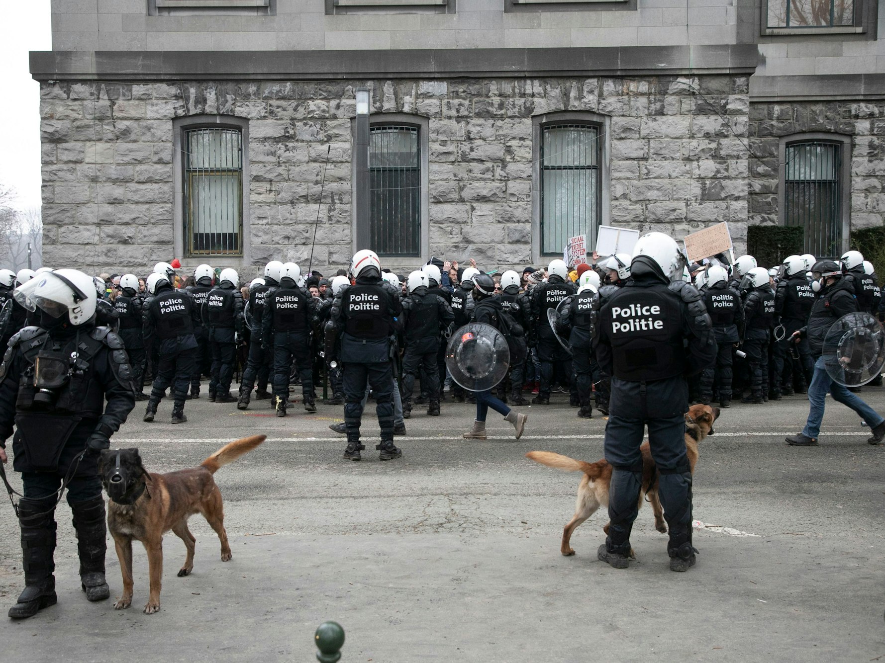 Schreckliche Bilder aus Belgien: Vier Menschen sind überfahren worden. Bei einer Karnevalsveranstaltung am 20. März 2022 rast ein Auto in die Menge. Unser Archivbild wurde im Januar 2022 gemacht.