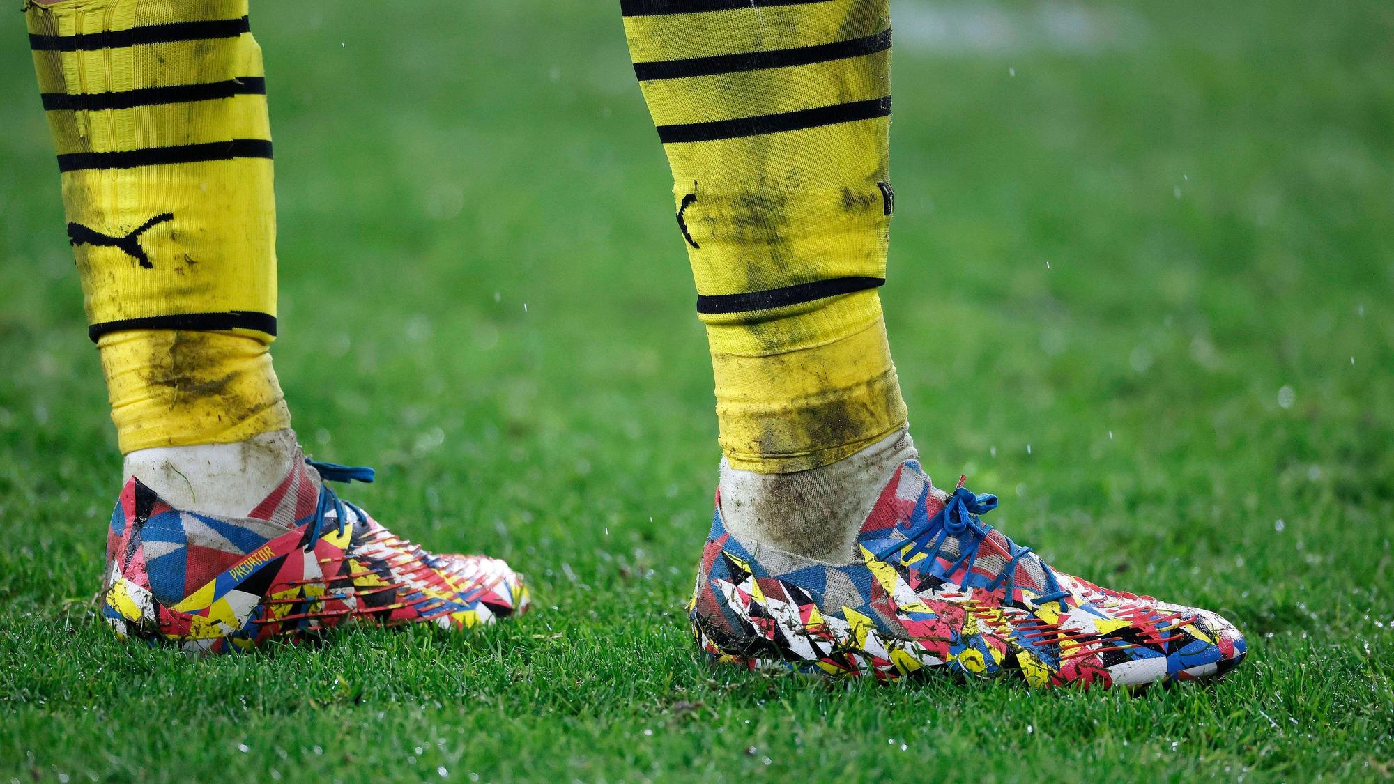 Jude Bellingham BVB trägt bunte Fußballschuhe von Adidas