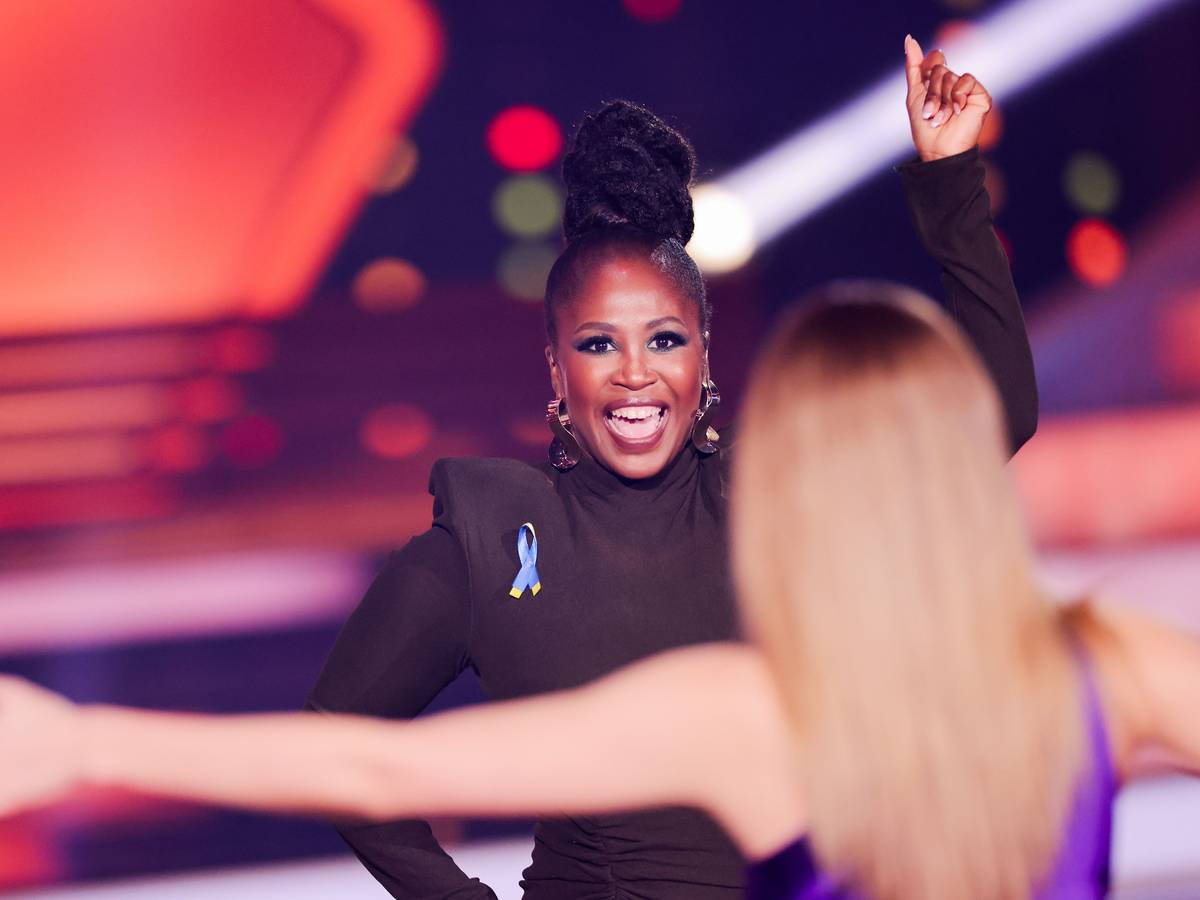 Motsi Mabuse, Jurymitglied, sitzt in der RTL-Tanzshow "Let's Dance" im Coloneum.