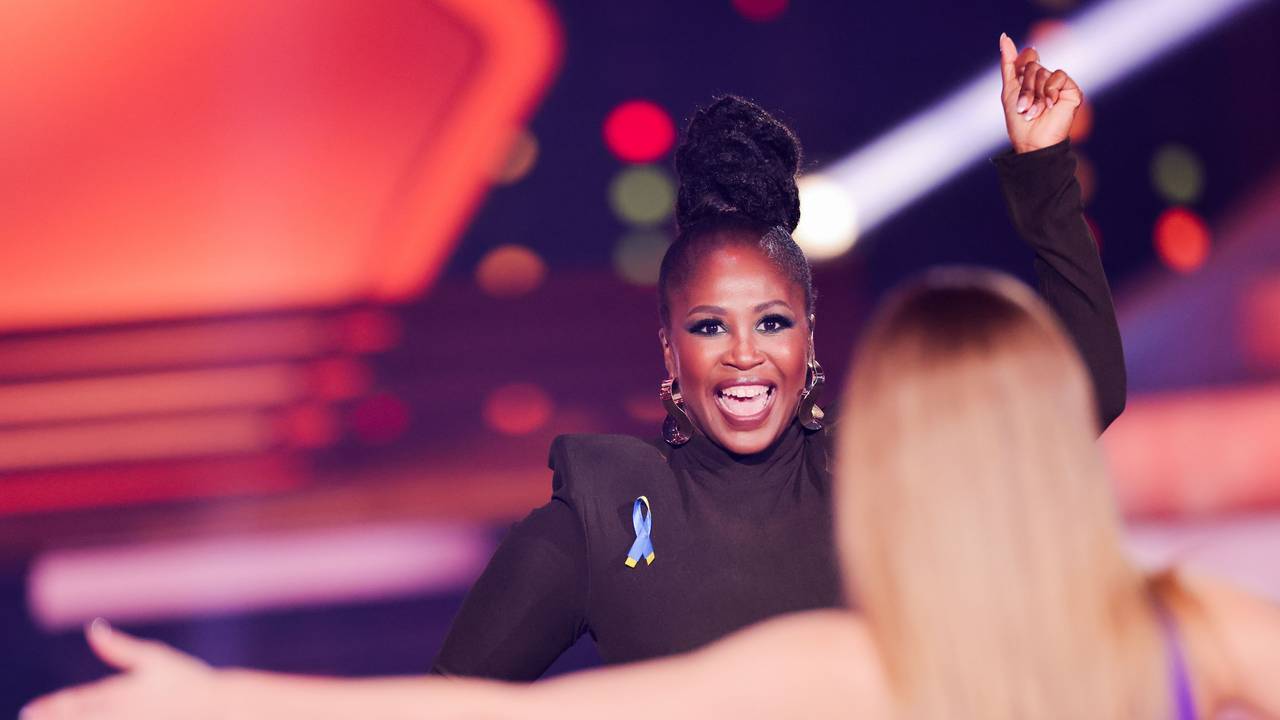 Motsi Mabuse, Jurymitglied, sitzt in der RTL-Tanzshow "Let's Dance" im Coloneum.