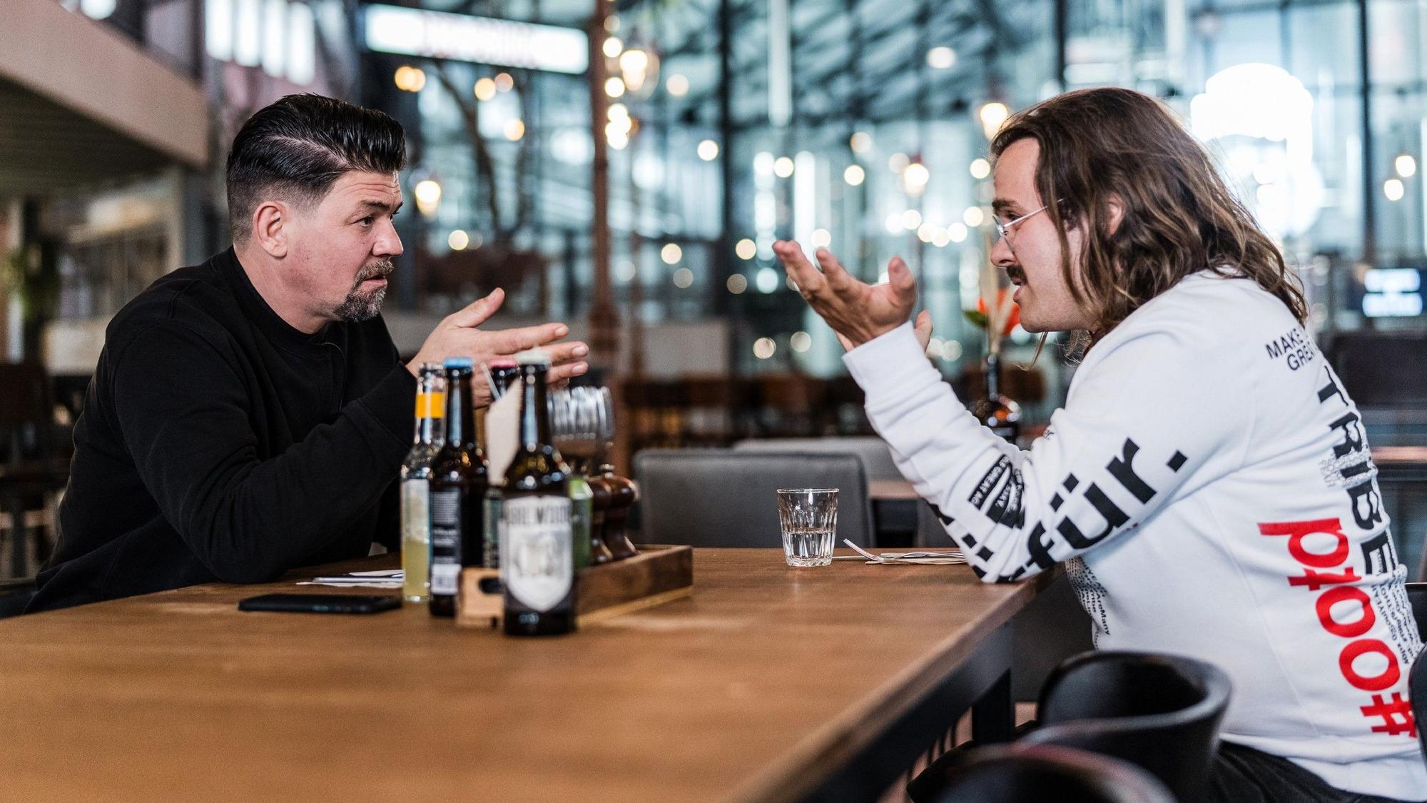 Bei Kitchen Impossible am 20. März 2022 zu sehen: Hendrik Haase (rechts) und Tim Mälzer.