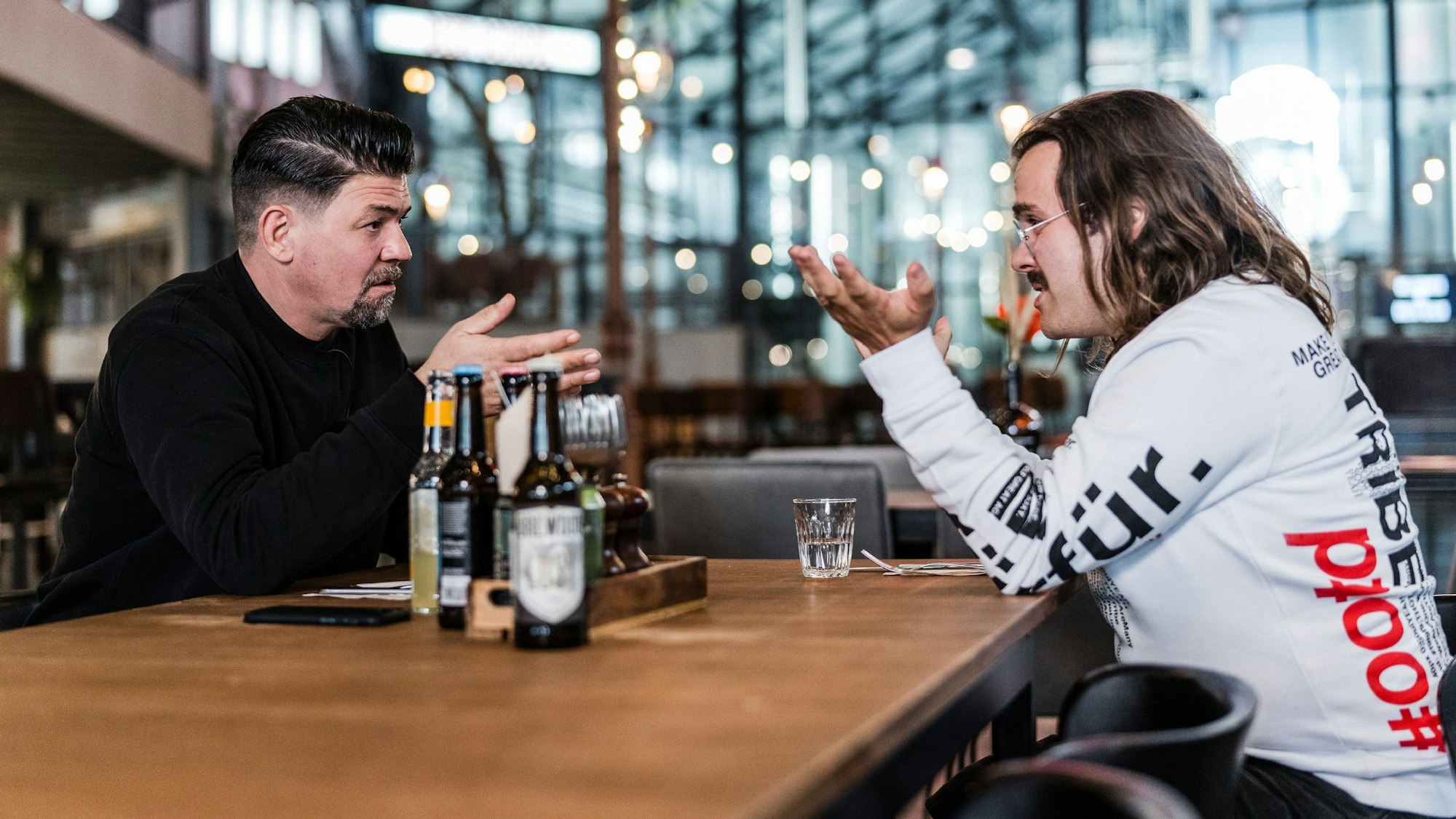 Bei Kitchen Impossible am 20. März 2022 zu sehen: Hendrik Haase (rechts) und Tim Mälzer.