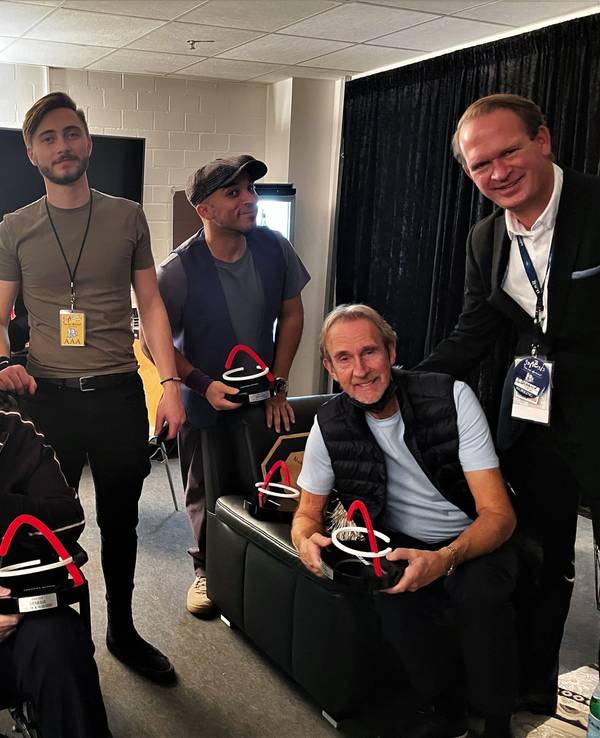 Treffen hinter den Kulissen: Stefan Löcher (r.) überreichte in der Lanxess-Arena den Sold Out-Award an Genesis.