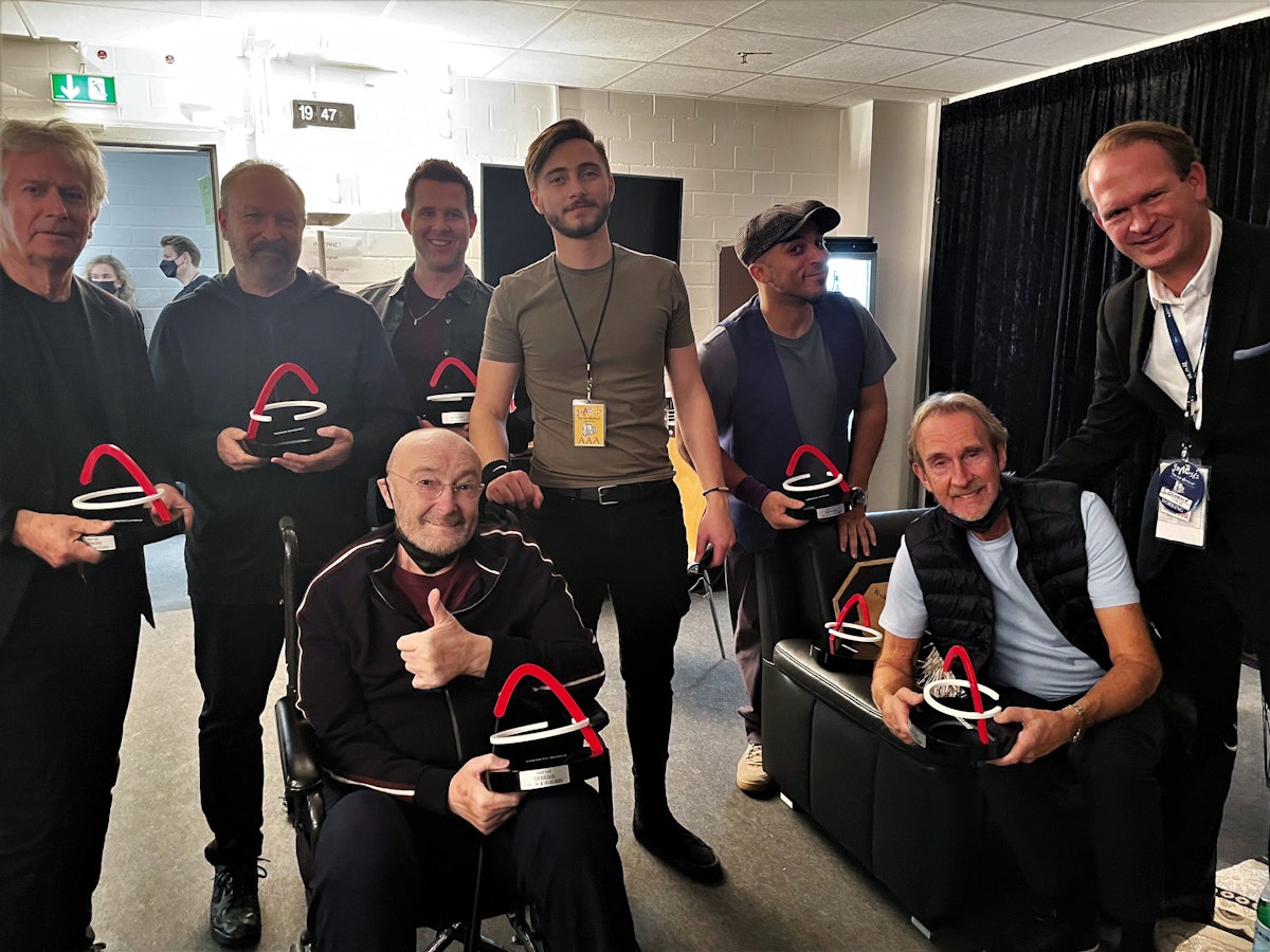 Treffen hinter den Kulissen: Stefan Löcher (r.) überreichte in der Lanxess-Arena den Sold Out-Award an Genesis.