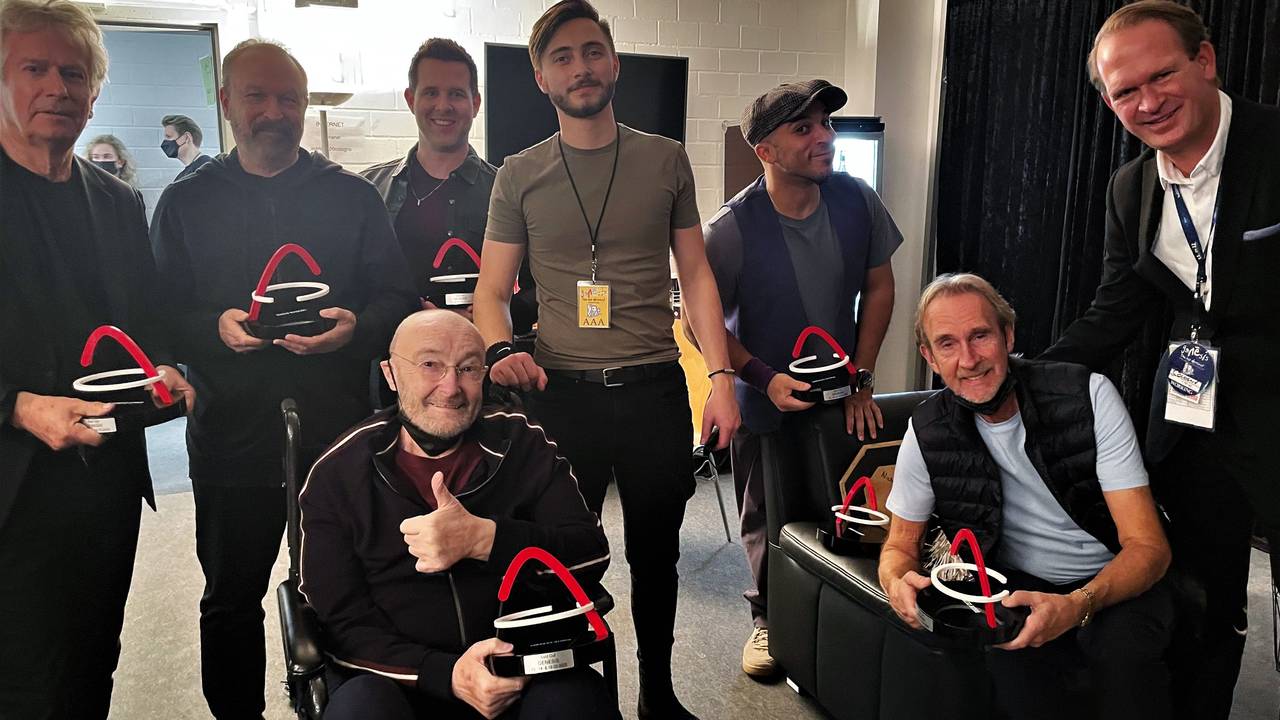 Treffen hinter den Kulissen: Stefan Löcher (r.) überreichte in der Lanxess-Arena den Sold Out-Award an Genesis.