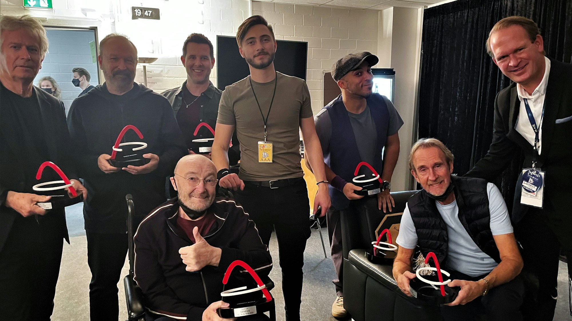 Treffen hinter den Kulissen: Stefan Löcher (r.) überreichte in der Lanxess-Arena den Sold Out-Award an Genesis.