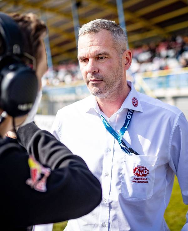 Niels Wittich steht an der Strecke in Assen beim Gespräch.