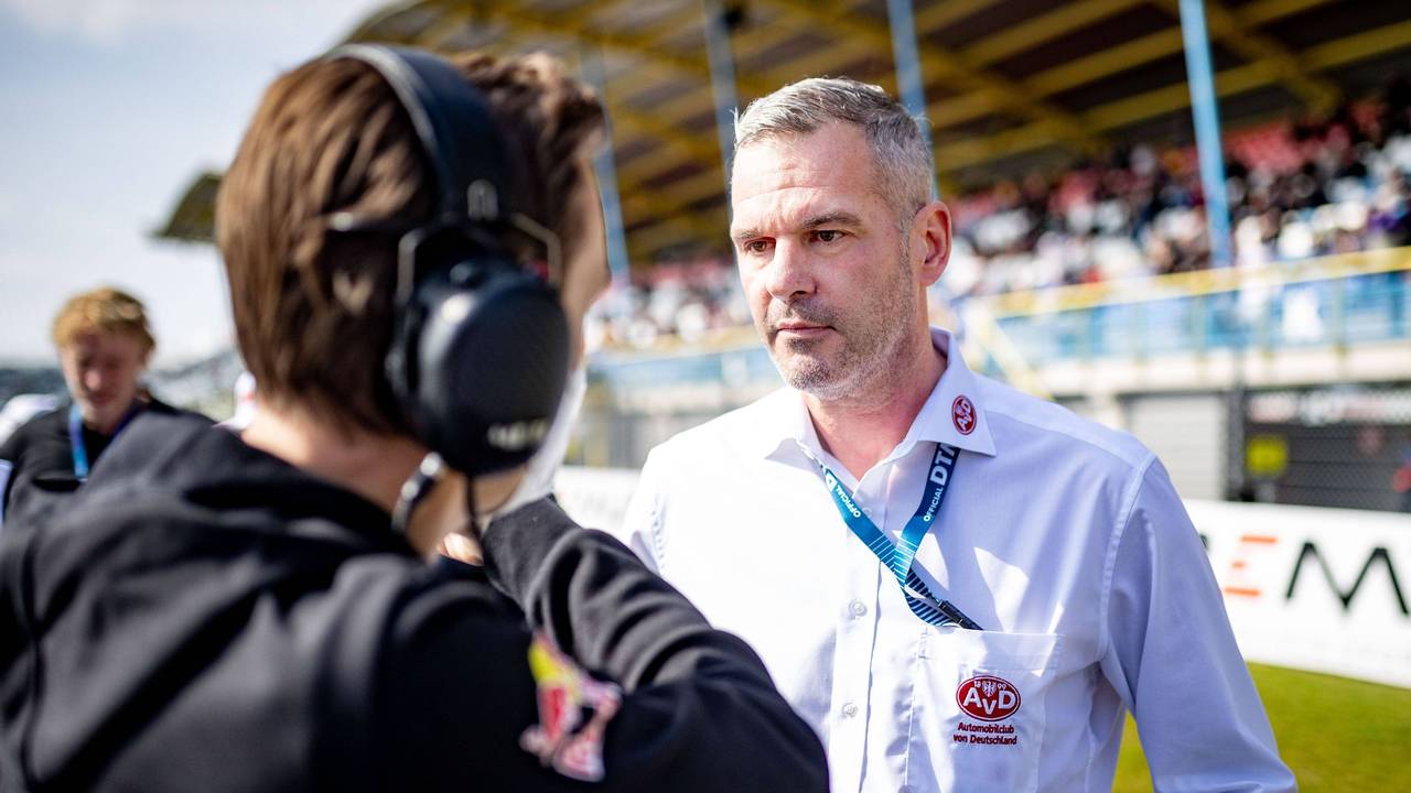 Niels Wittich steht an der Strecke in Assen beim Gespräch.