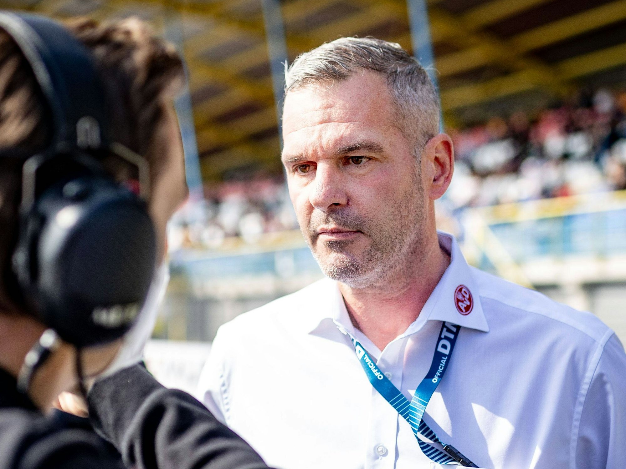 Niels Wittich steht an der Strecke in Assen beim Gespräch.