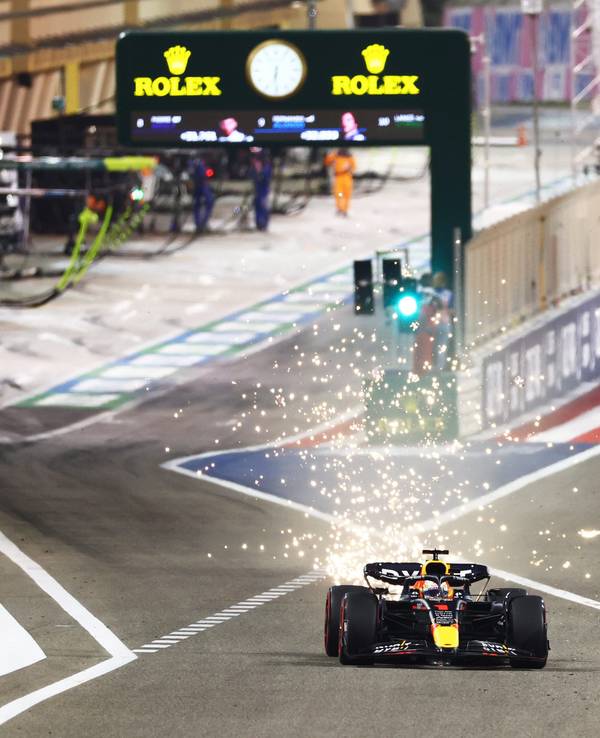 Max Verstappen im Duell auf der Strecke mit Charles Leclerc