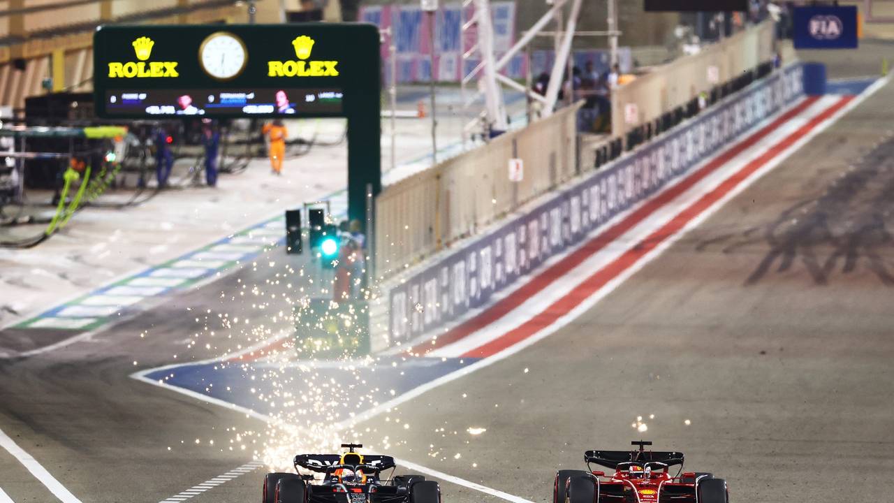 Max Verstappen im Duell auf der Strecke mit Charles Leclerc