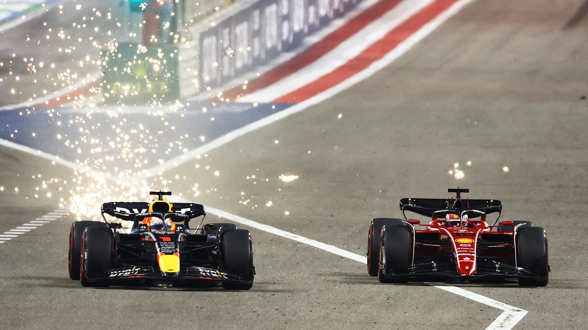 Max Verstappen im Duell auf der Strecke mit Charles Leclerc