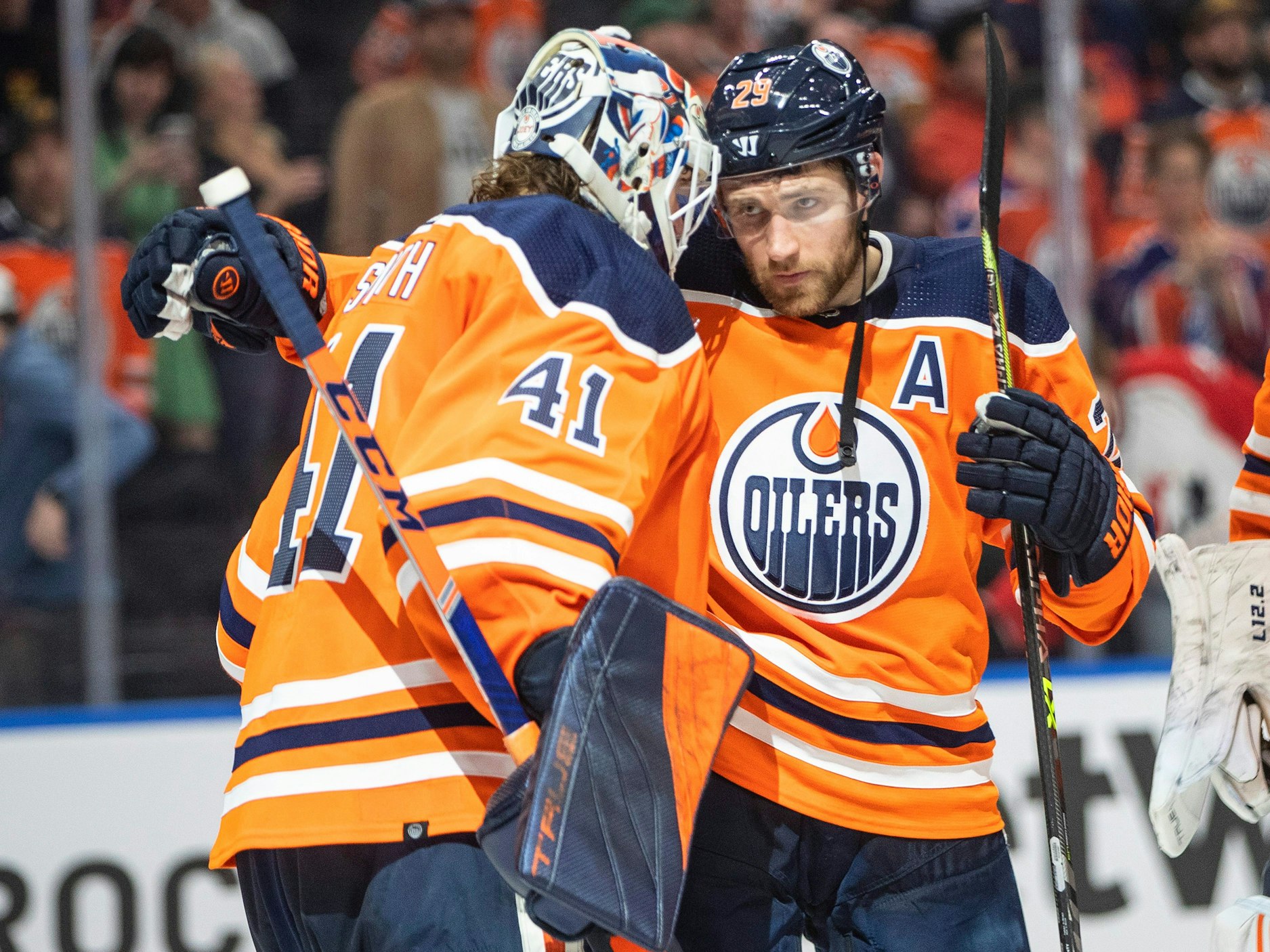 Eishockey-Profi Leon Draisaitl umarmt seinen Teamkollegen nach einem Sieg.