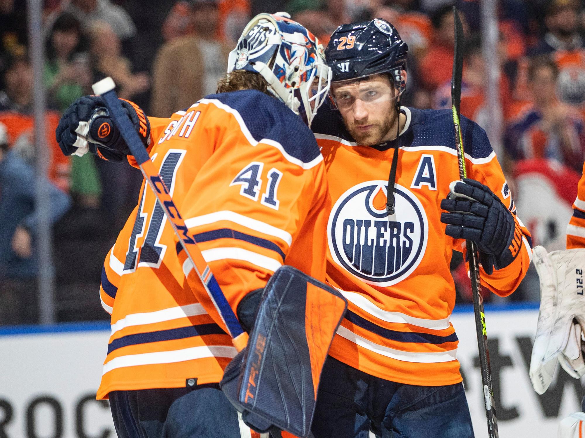 Eishockey-Profi Leon Draisaitl umarmt seinen Teamkollegen nach einem Sieg.