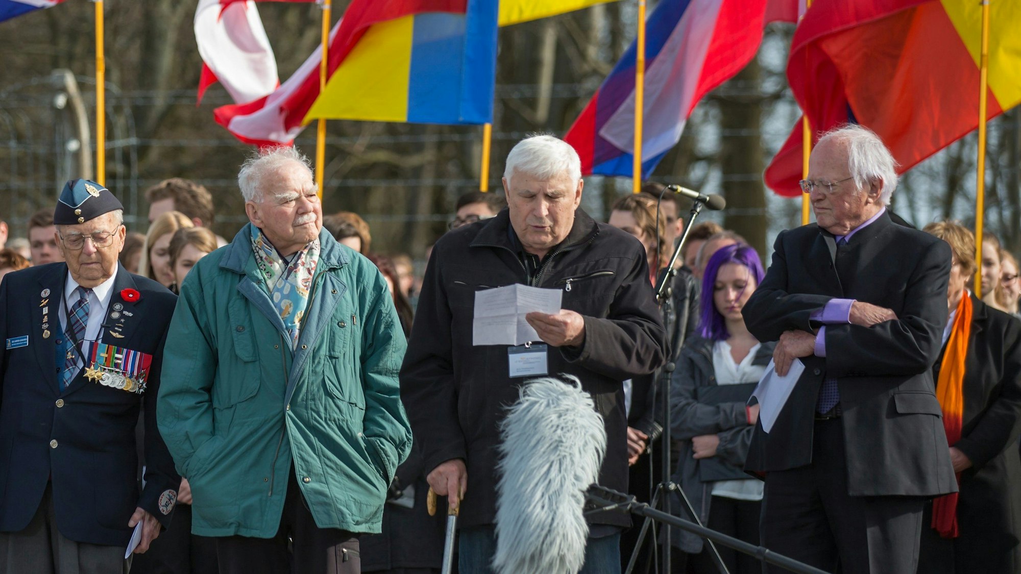Boris Romantschenko (2. v.r.) erneuert in der KZ-Gedenkstätte Buchenwald den Schwur von Buchenwald vom 19. April 1945.