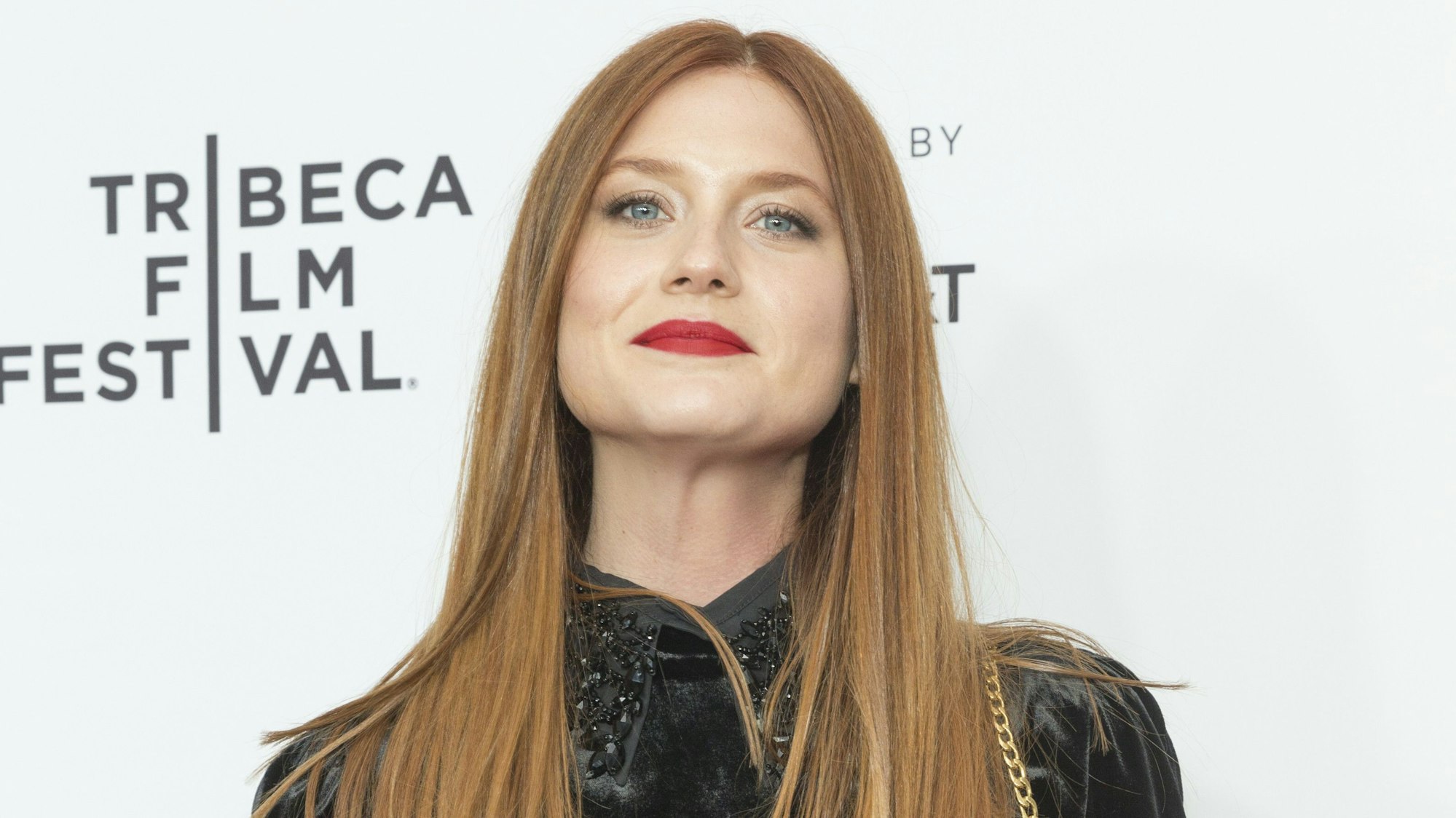 Die Schauspielerin Bonnie Wright kommt während des Tribeca Film Festivals zu der Premiere von „Clive Davis: The Soundtrack of Our Lives“ in der Radio City Music Hall, am 19. April 2017 in New York.