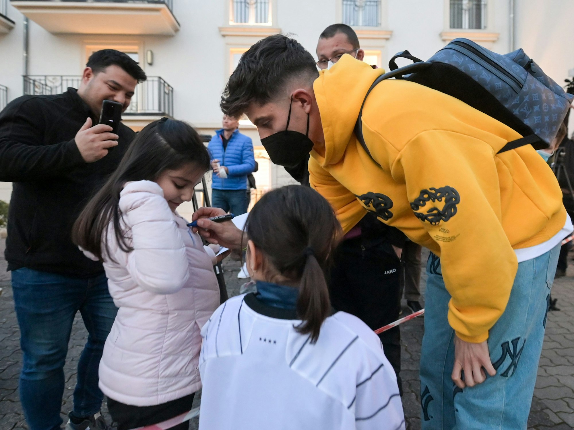 Ankunft der Spieler im Teamhotel. Kai Havertz schreibt Mihrimah ein Autogramm auf die Jacke, ihre Schwester Zümra schaut zu.