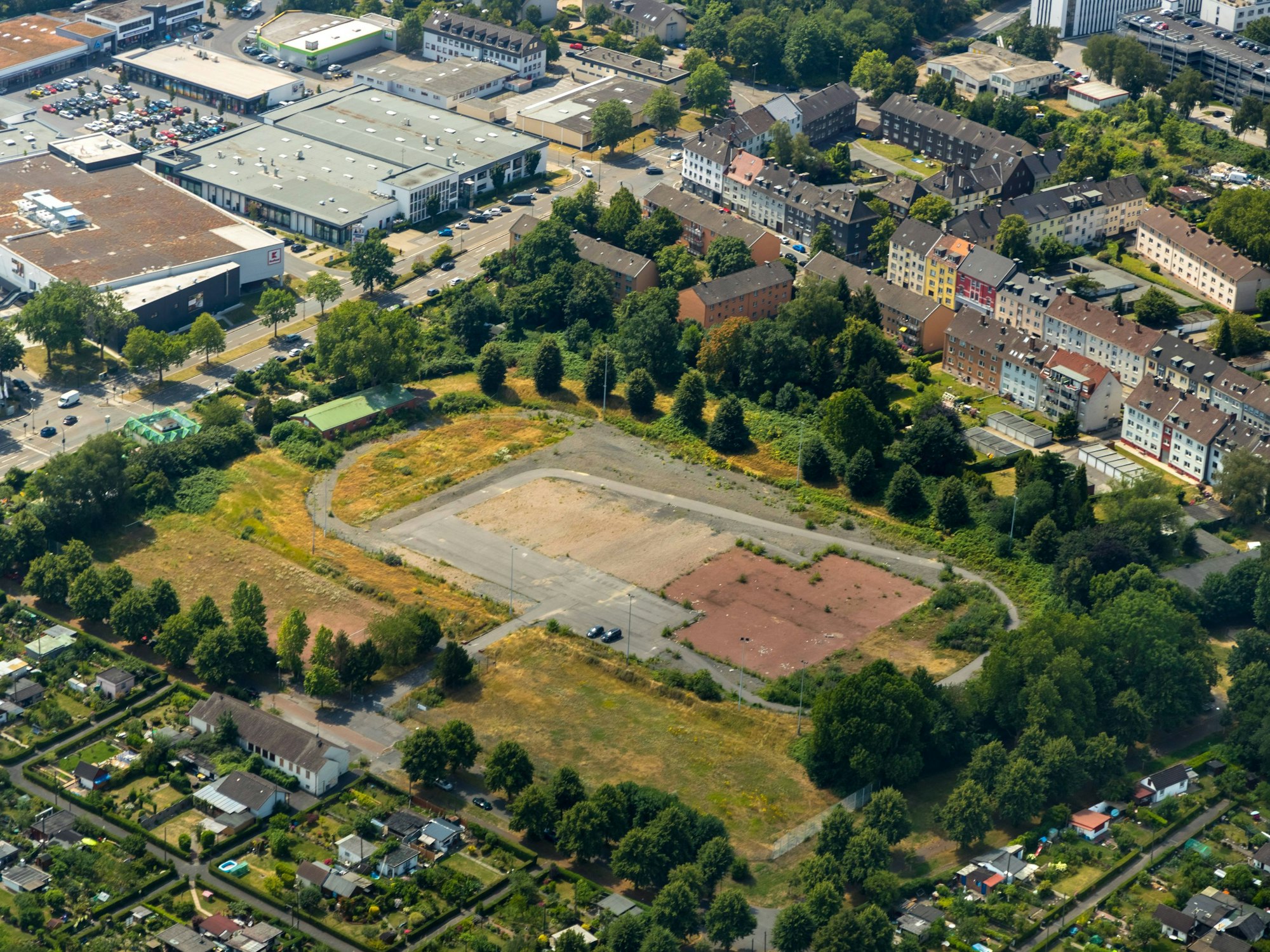 Luftbild von der Sportanlage Erbslöhstraße, Berthold-Beitz-Boulevard, Juspo 1918 Essen-Altenessen.