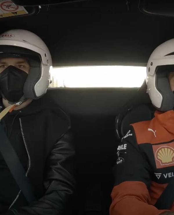 Zlatan Ibrahimovic und Carlos Sainz sitzen bei einem Promo-Termin in Maranello im neuen Ferrari 296 GTB.