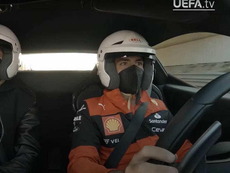 Zlatan Ibrahimovic und Carlos Sainz sitzen bei einem Promo-Termin in Maranello im neuen Ferrari 296 GTB.