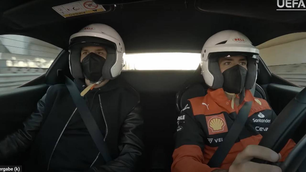 Zlatan Ibrahimovic und Carlos Sainz sitzen bei einem Promo-Termin in Maranello im neuen Ferrari 296 GTB.