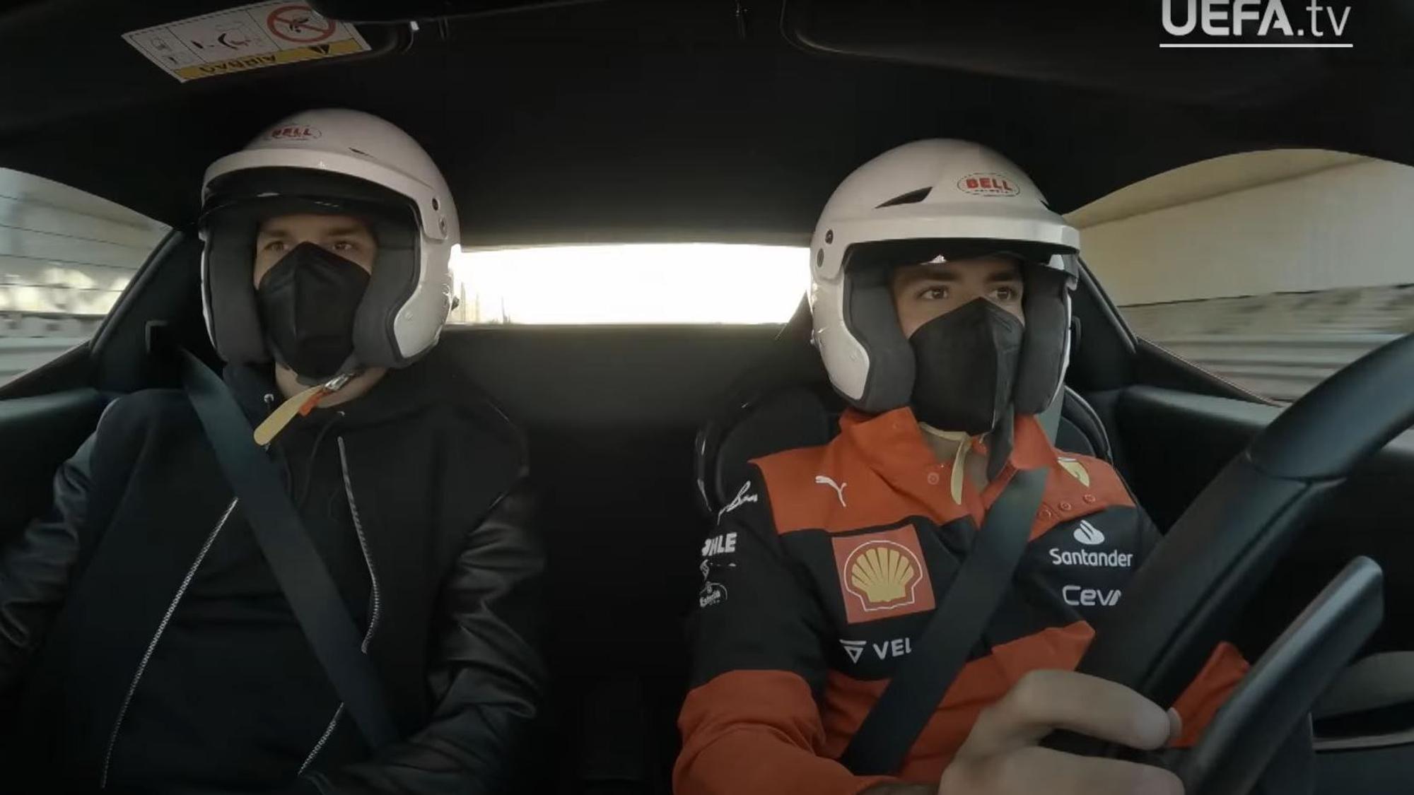 Zlatan Ibrahimovic und Carlos Sainz sitzen bei einem Promo-Termin in Maranello im neuen Ferrari 296 GTB.