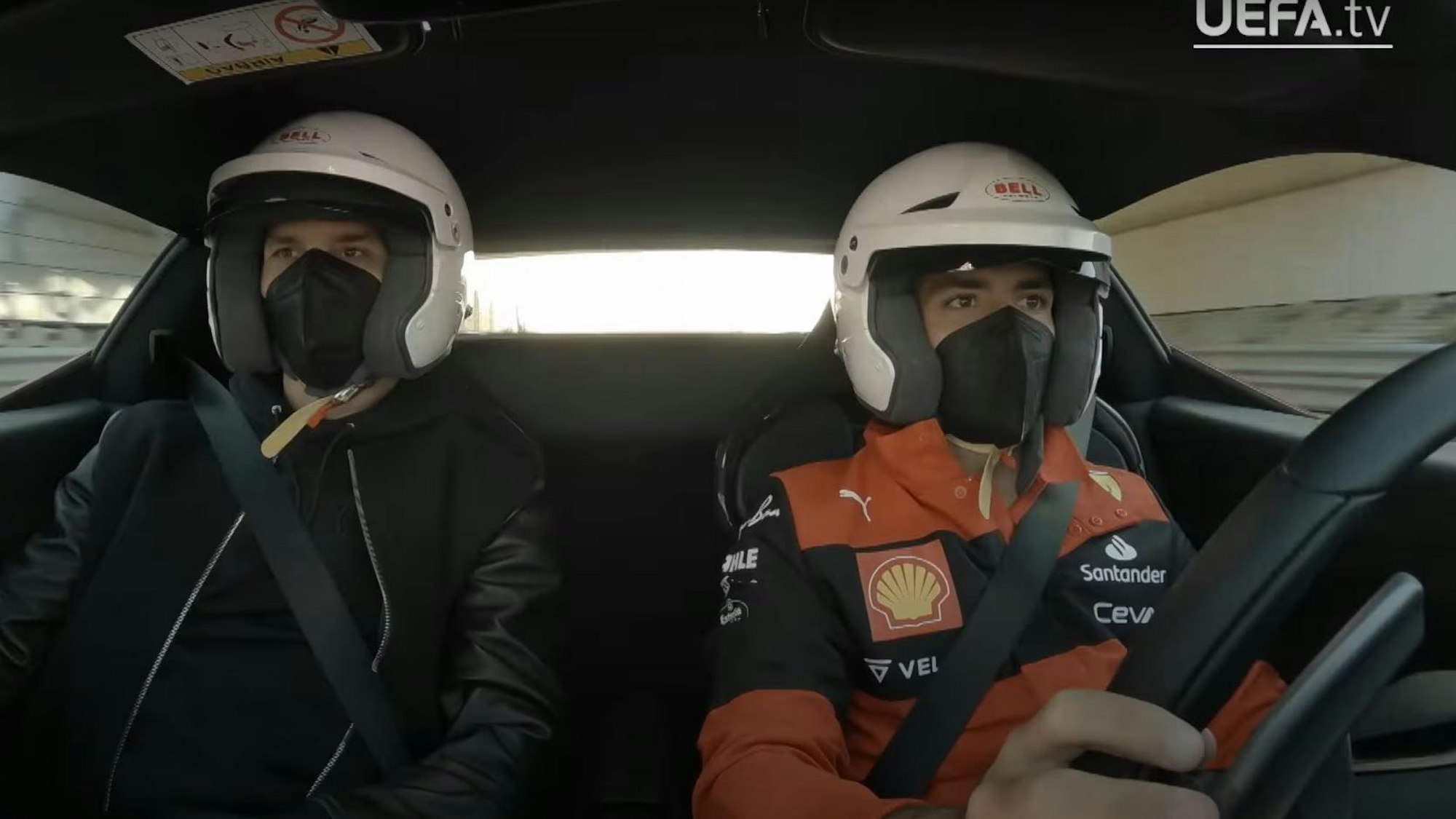 Zlatan Ibrahimovic und Carlos Sainz sitzen bei einem Promo-Termin in Maranello im neuen Ferrari 296 GTB.