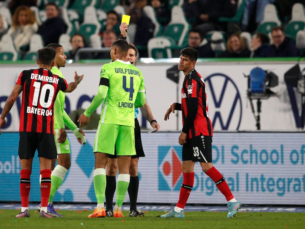 Serienverwarnung: Felix Brych zeigt vier Spielern Gelb.