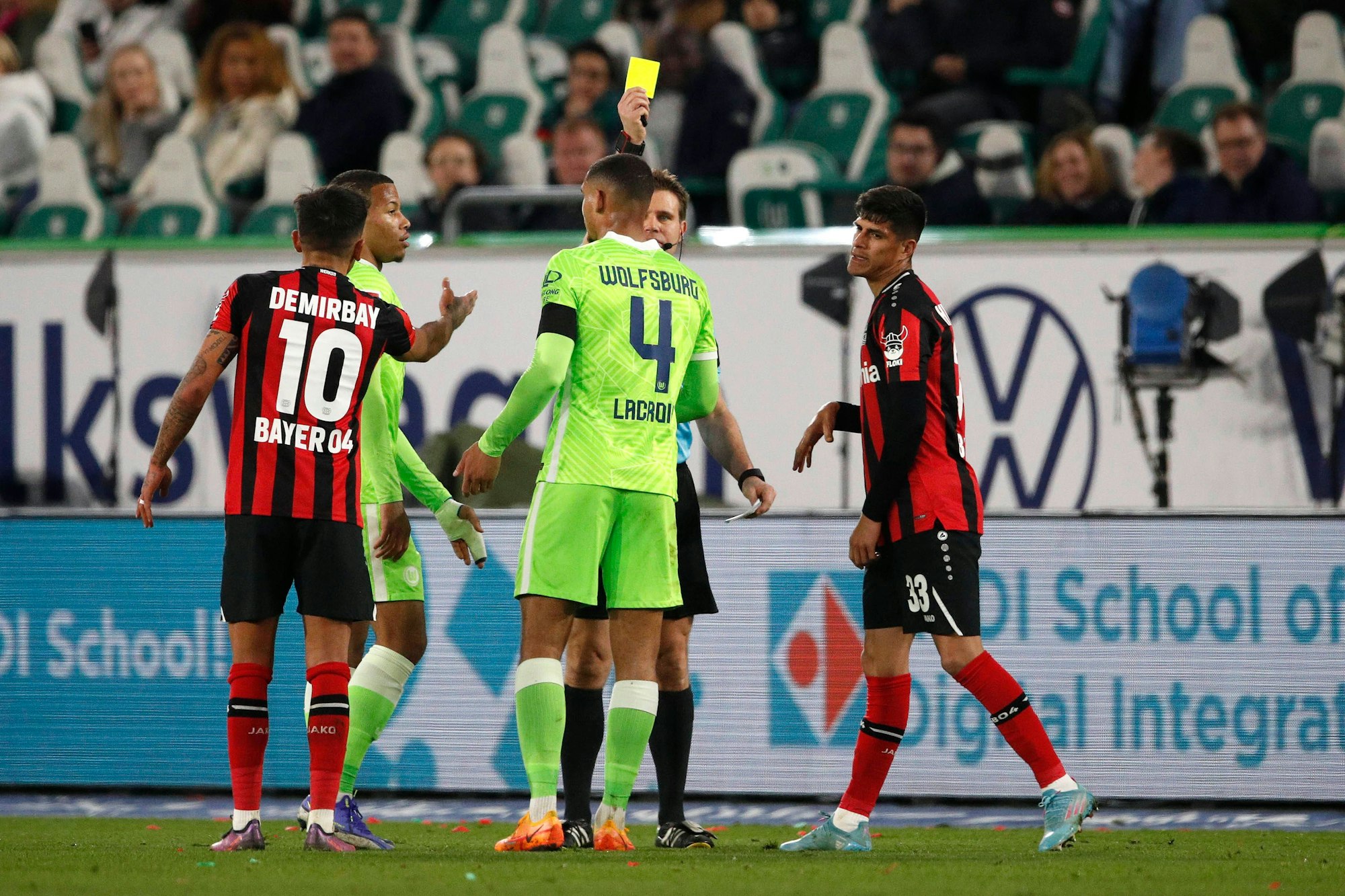 Serienverwarnung: Felix Brych zeigt vier Spielern Gelb.