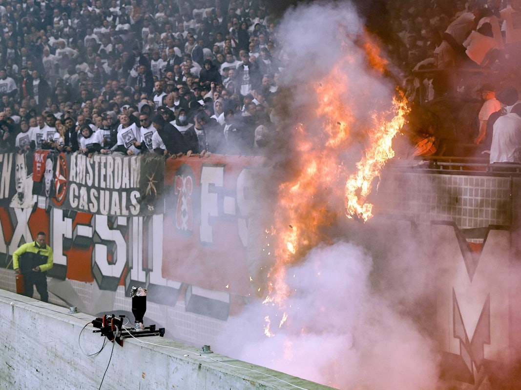 Ein Ajax-Banner fängt im Stadion Feuer.