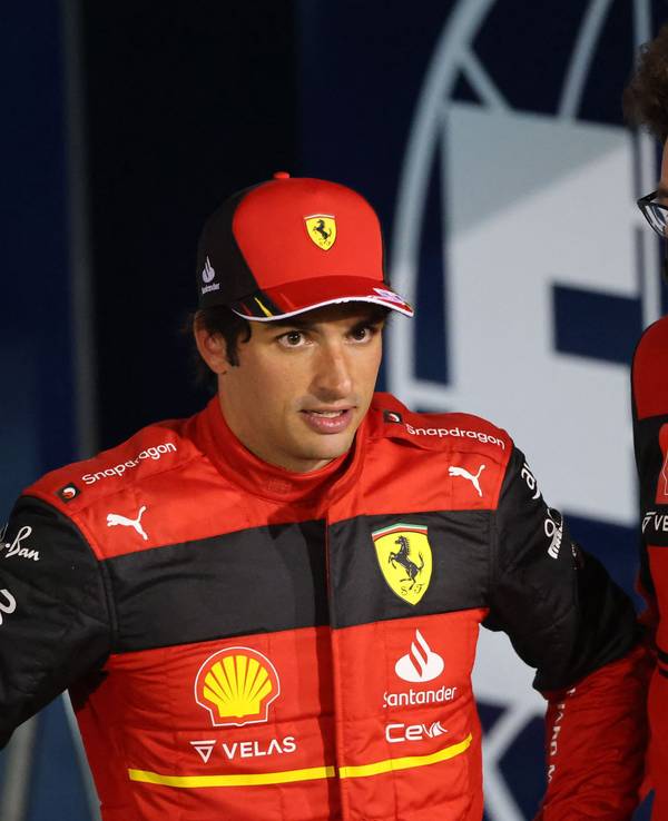 Ferrari-Pilot Carlos Sainz und Teamchef Mattia Binotto.