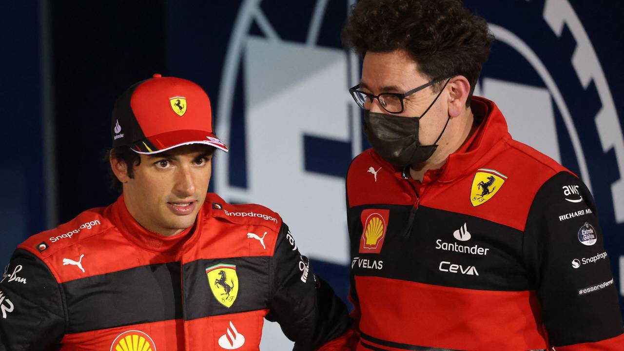 Ferrari-Pilot Carlos Sainz und Teamchef Mattia Binotto.