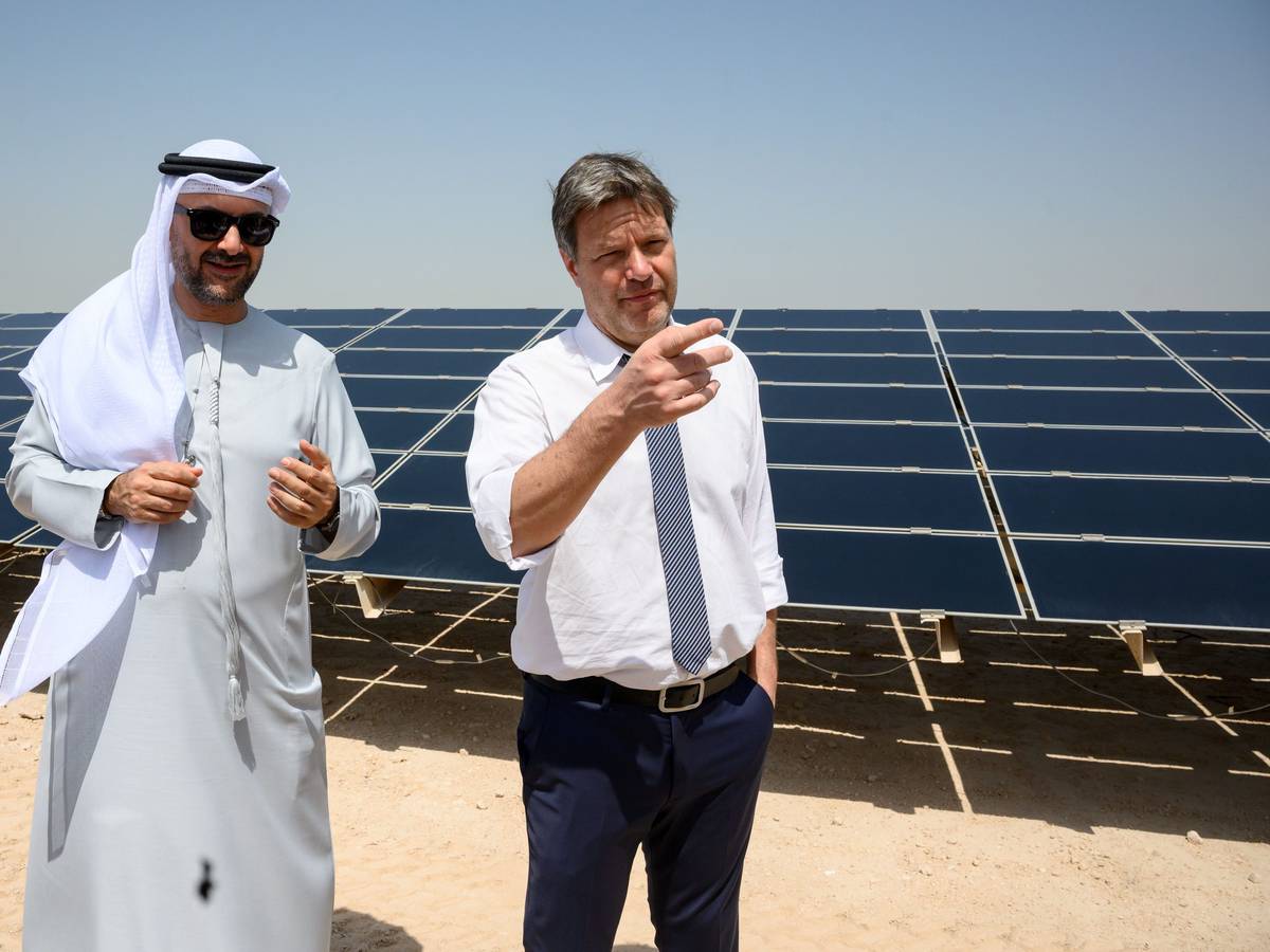 Robert Habeck (Bündnis 90/Die Grünen), Bundesminister für Wirtschaft und Klimaschutz, und Mohamed Jameel Al Ramahi, CEO der Abu Dhabi Future Energy Company (Masdar), besuchen eine großflächige Solaranlage in der Nähe vom nachhaltigen Städtebauprojekt Masdar City.