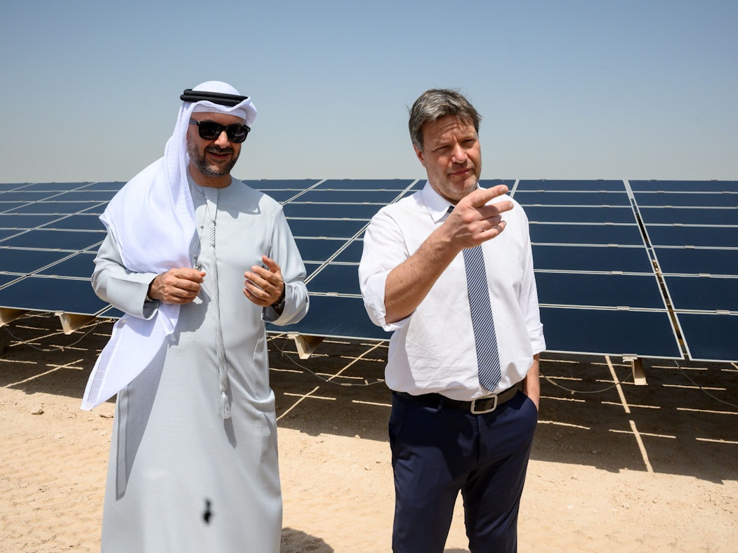 Robert Habeck (Bündnis 90/Die Grünen), Bundesminister für Wirtschaft und Klimaschutz, und Mohamed Jameel Al Ramahi, CEO der Abu Dhabi Future Energy Company (Masdar), besuchen eine großflächige Solaranlage in der Nähe vom nachhaltigen Städtebauprojekt Masdar City.