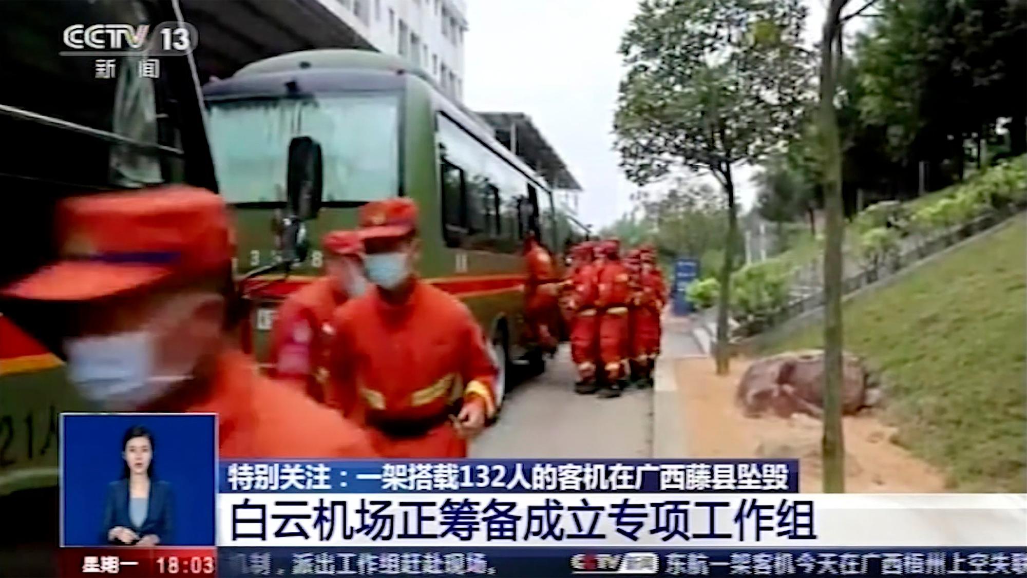 21.03.2022, China, Wuzhou: Das Videostandbild des chinesischen Fernsehsenders CCTV zeigt Rettungskräfte, die auf dem Weg zur Absturzstelle eines Flugzeugs im Kreis Tengxian in der südchinesischen autonomen Region Guangxi Zhuang sind.