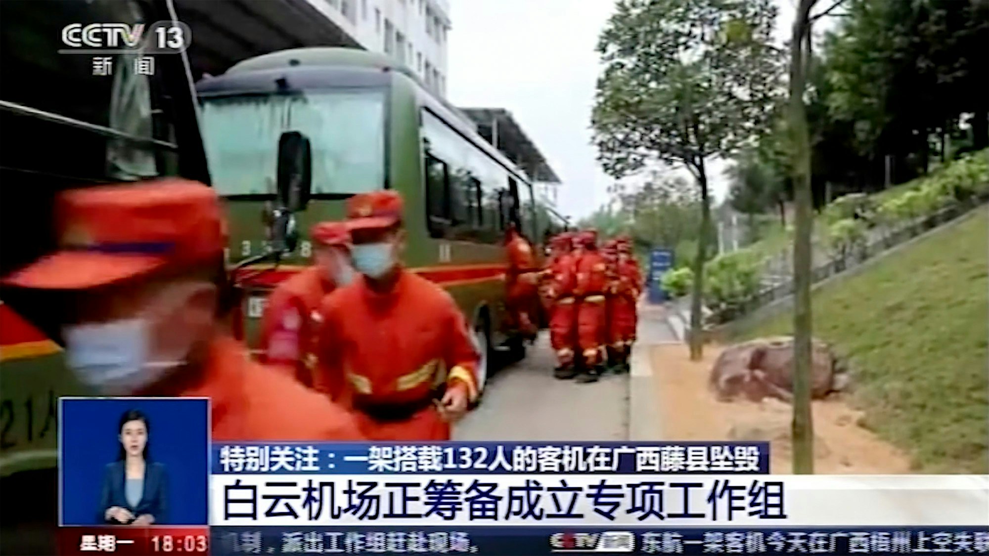 21.03.2022, China, Wuzhou: Das Videostandbild des chinesischen Fernsehsenders CCTV zeigt Rettungskräfte, die auf dem Weg zur Absturzstelle eines Flugzeugs im Kreis Tengxian in der südchinesischen autonomen Region Guangxi Zhuang sind.