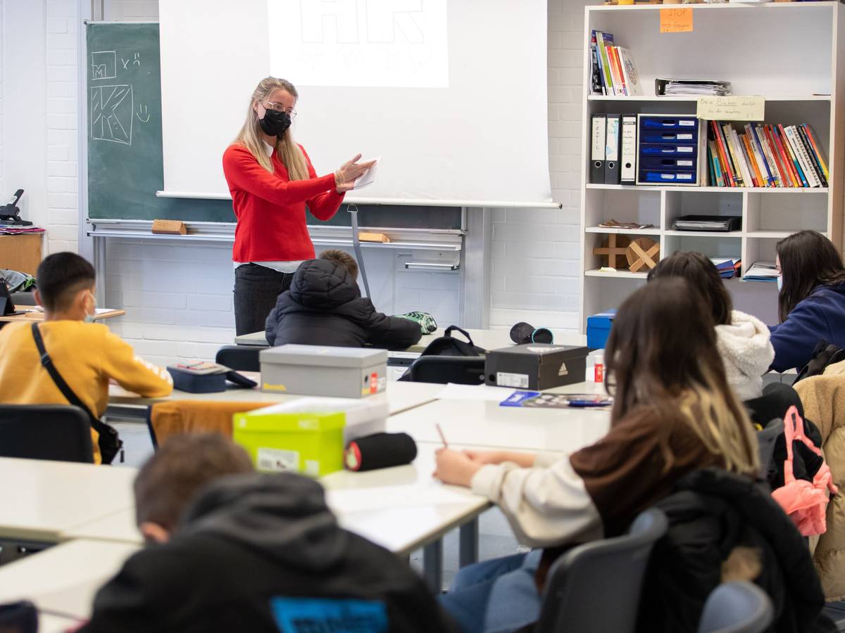 Eine Lehrerin unterrichtet in einem Klassenraum der Möser-Realschule am Westerberg.