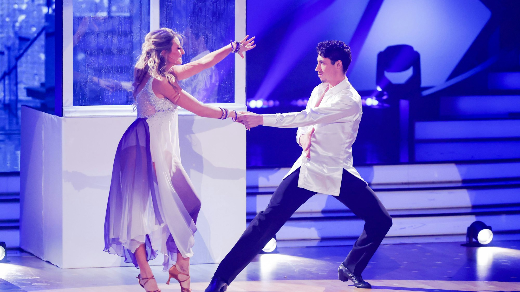 Rene Casselly, Zirkusartist, und Regina Luca, Profitänzerin, tanzen in der RTL-Tanzshow „Let’s Dance“.