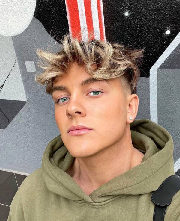 TikTok-Star Twenty4Tim auf einem Selfie vom 4. Januar 2022 auf Instagram.