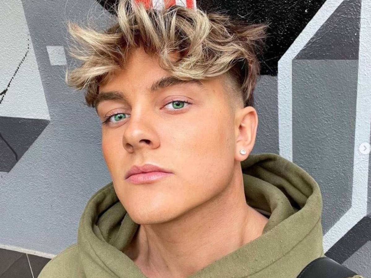 TikTok-Star Twenty4Tim macht jetzt auch Musik. Das Selfie hat er am 4.1.2022 auf Instagram hochgeladen.