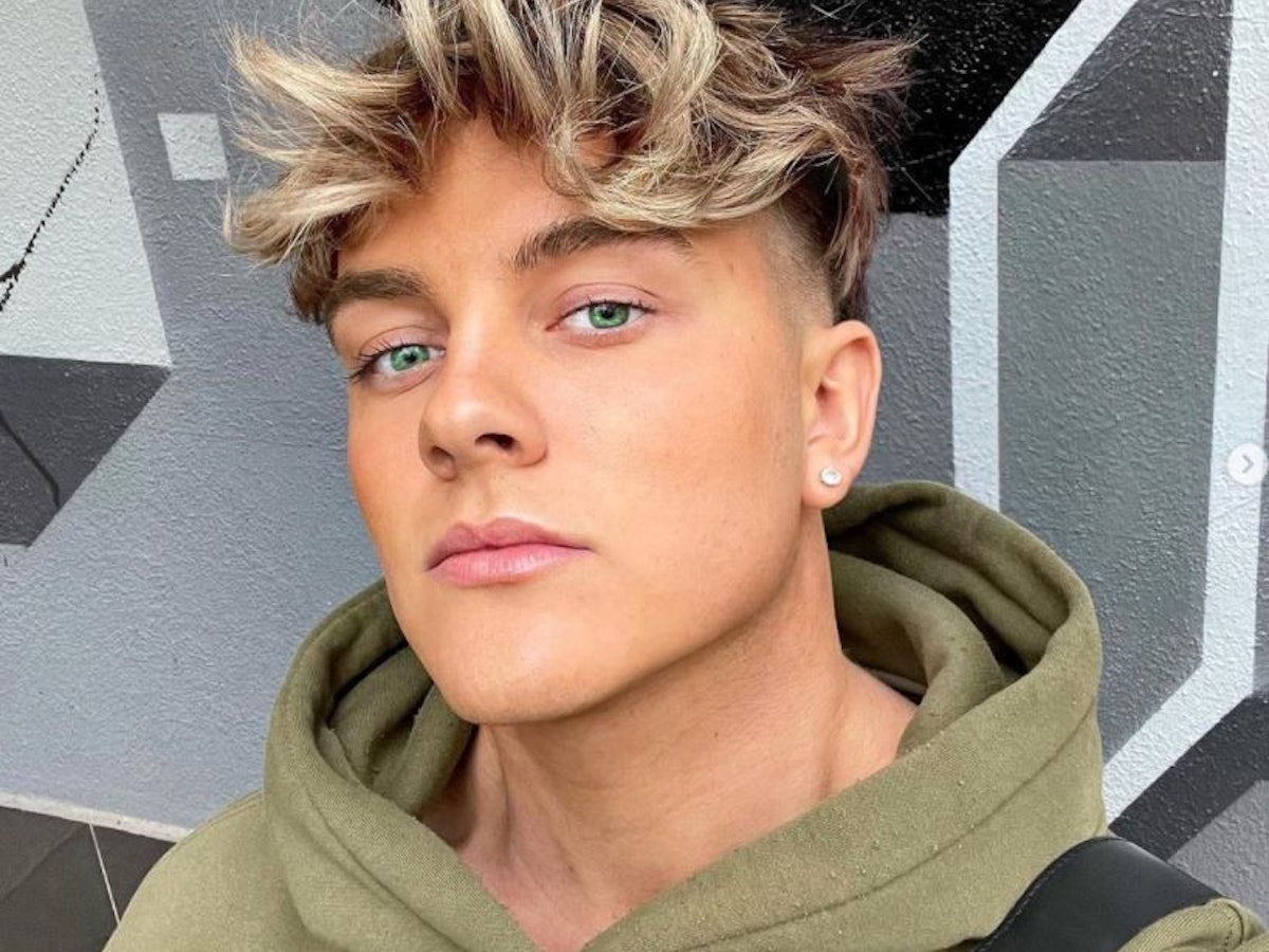 TikTok-Star Twenty4Tim macht jetzt auch Musik. Das Selfie hat er am 4.1.2022 auf Instagram hochgeladen.