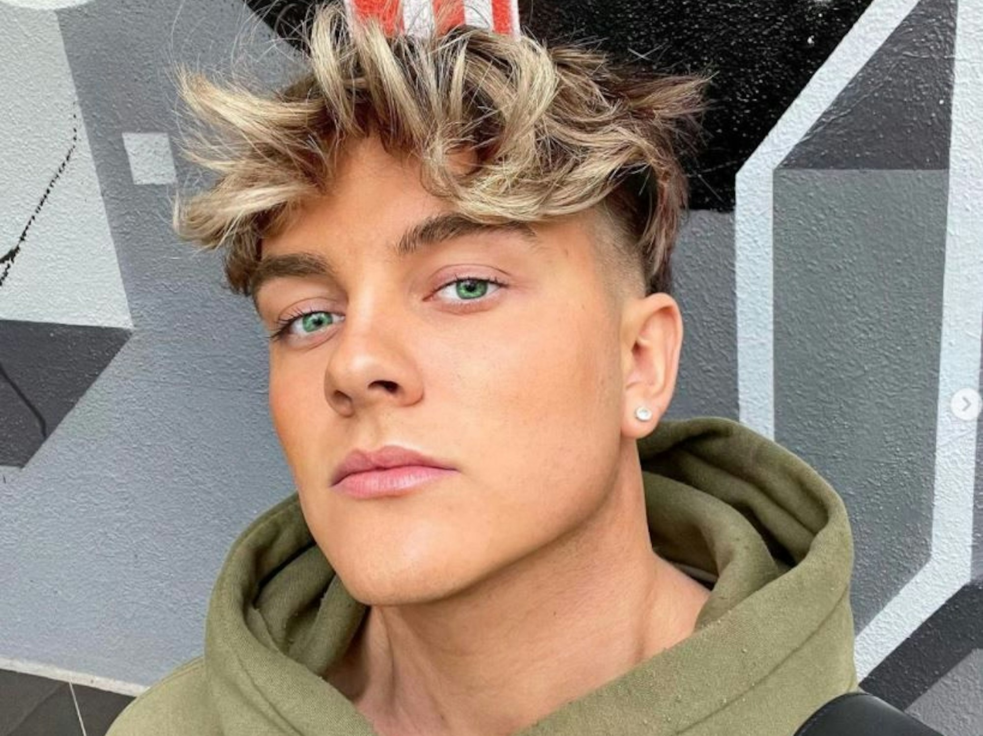 TikTok-Star Twenty4Tim macht jetzt auch Musik. Das Selfie hat er am 4.1.2022 auf Instagram hochgeladen.