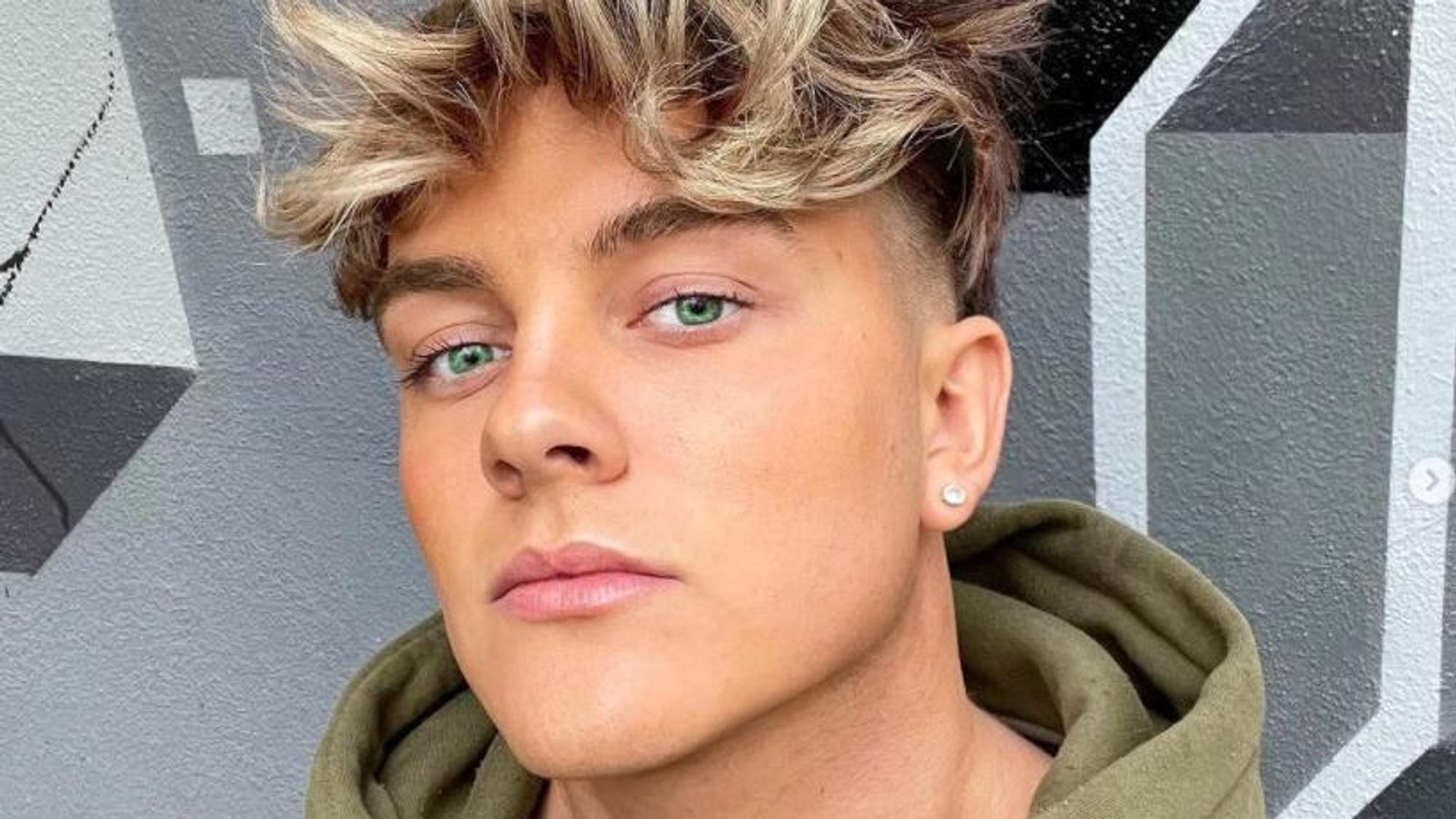 TikTok-Star Twenty4Tim. Das Selfie hat er am 4.1.2022 auf Instagram hochgeladen.