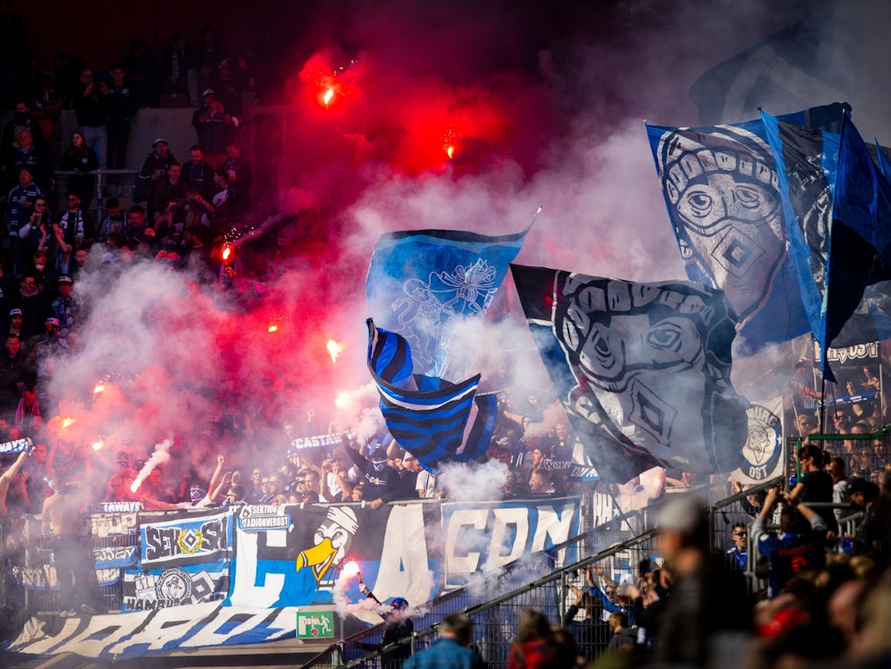 HSV-Fans beim Spiel in Düsseldorf.