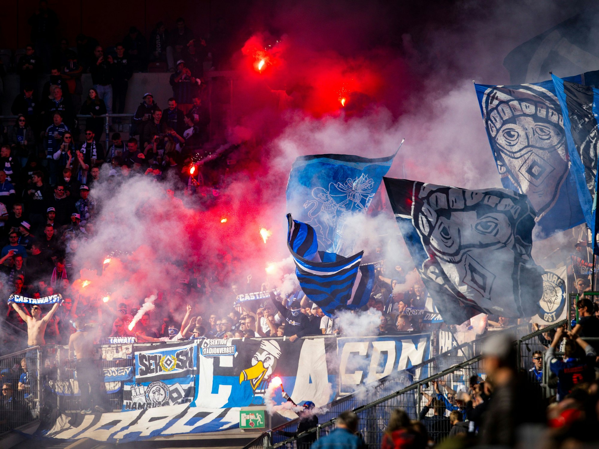 HSV-Fans beim Spiel in Düsseldorf.